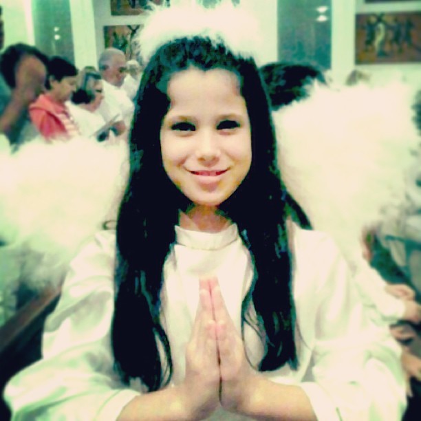 Sofia, filha de Claudia Raia, aparece vestida de anjinha (Foto: Reprodução/Instagram)