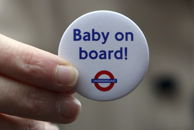 Broche escrito "Bebê a bordo" usado por Kate Middleton (Foto: Chris Radburn/Agência Reuters)