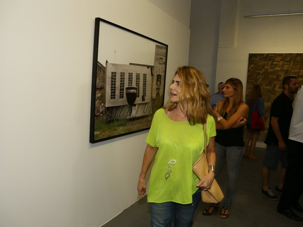 Maitê Proença em exposição no Rio (Foto: Marcello Sá Barretto/AgNews)
