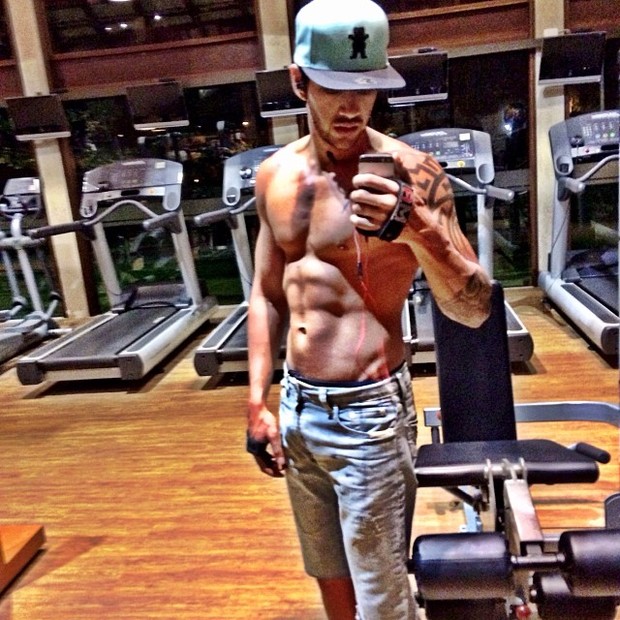 Gusttavo Lima exibe músculos após malhação (Foto: Instagram)