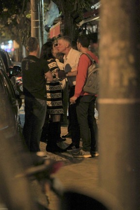 Paula Lavigne se despede de amigos com um beijo em restaurante na Zona Sul do Rio (Foto: Rodrigo dos Anjos/ Ag. News)