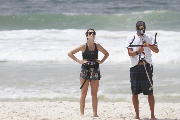 Fernanda Pontes faz aula de KiteSurf na praia da Barra da Tijuca (Foto: Dilson Silva/AgNews)