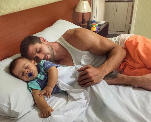 Jonas Sulzbach e o filho (Foto: Reprodução/Instagram)
