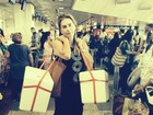 Maitê Proença aparece em aeroporto carregando caixas de isopor