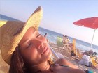 Carol Nakamura relaxa em dia de sol no Rio de Janeiro e mostra decotão