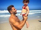 Henri Castelli posa com a filha em dia de praia