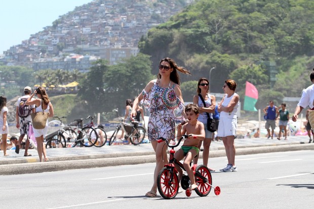 Lavínia Vlasak com o filho na orla do Rio (Foto: Wallace Barbosa\ AgNews)