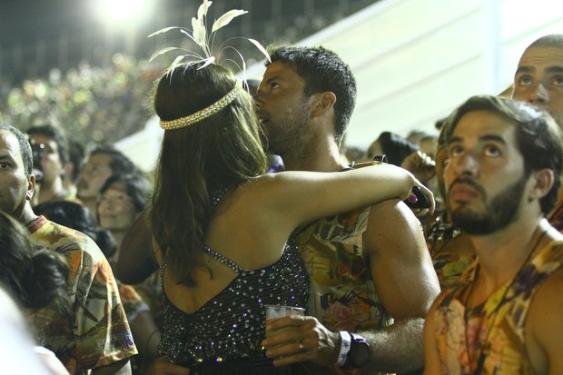 Juliana Paes beijando  (Foto: RAPHAEL MESQUITA / FOTO RIO NEWS)
