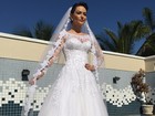 Prestes a se casar, Laura Keller posa vestida de noiva
