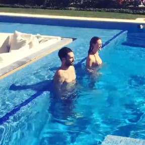 Adam Levine e a mulher, Behati Prinsloo, se divertem em piscina (Foto: Instagram/ Reprodução)