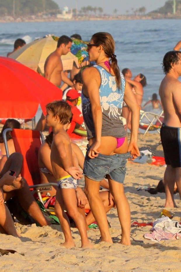 Fernanda Lima com o filho na praia (Foto: J.Humberto/AgNews)