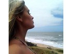 Andressa Urach posta foto de biquíni em praia