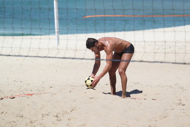 José Loreto joga futevolei na praia (Foto: Dilson Silva/Agnews)