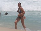 Fernanda Gentil tem dia de praia com direito a conferida 