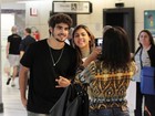 Caio Castro faz sucesso com fãs em aeroporto paulista