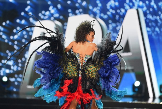 Raissa Santana, a Miss Brasil 2016, na etapa em que as candidatas mostram trajes que representam seus países de origem (Foto: AFP)