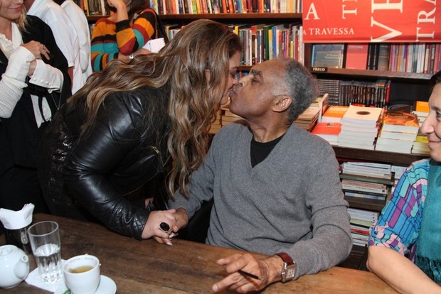 Preta e Gilberto Gil no lançamento do livro “Gilberto Bem Perto” (Foto: Anderson Borde / AgNews)