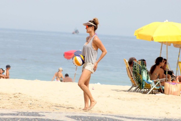Fernanda Lima na praia  (Foto: JC Pereira/ Ag. News)