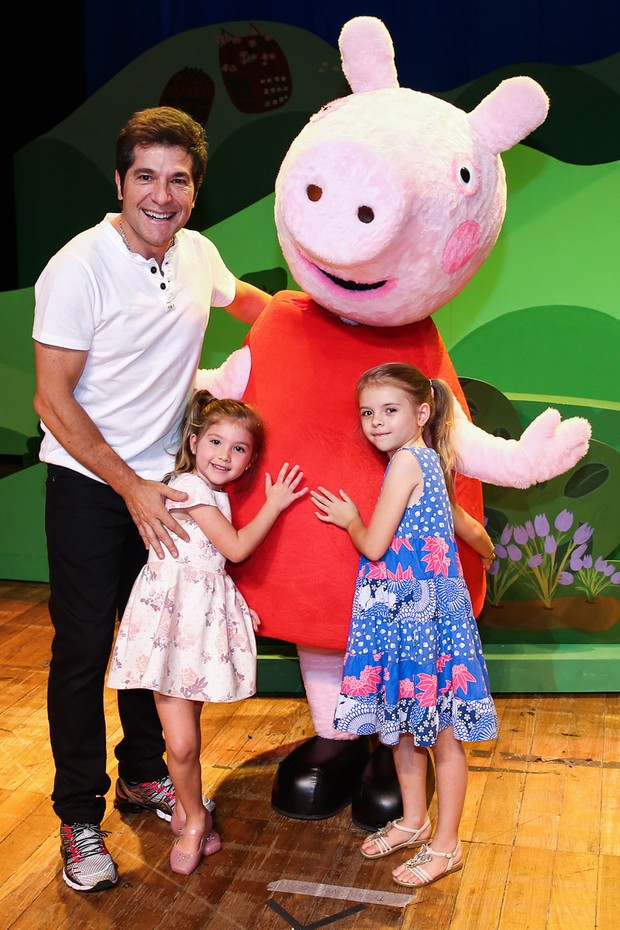 Daniel com a filha Lara e a sobrinha com a Peppa Pig (Foto: Manuela Scarpa/Photo Rio News)
