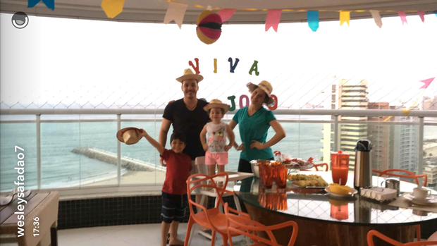 Wesley Safadão posa com a mulher Thyane e os filhos em festa junina (Foto: Reprodução/Snapchat)