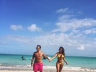 Thammy Miranda e Andressa Ferreira posam de mãos dadas em praia