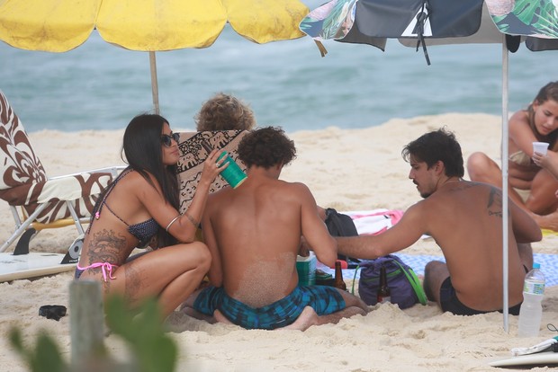 Aline Riscado bebe na praia ao lado de Felipe Roque (Foto: Dilson Silva/ AgNews)