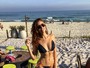 Amanda Gontijo posa de biquíni e amigo brinca: 'Vai sumir, de tão magra'