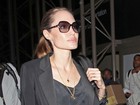 Angelina Jolie é vista com aliança em viagem ao Congo