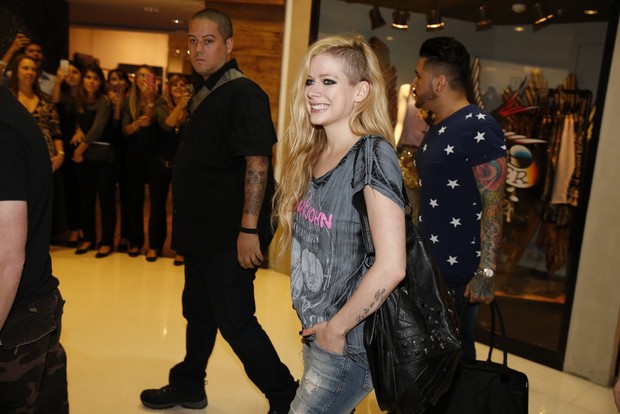 Avril Lavigne em loja no Rio (Foto: Felipe Panfili e Gabriel Reis / AgNews)