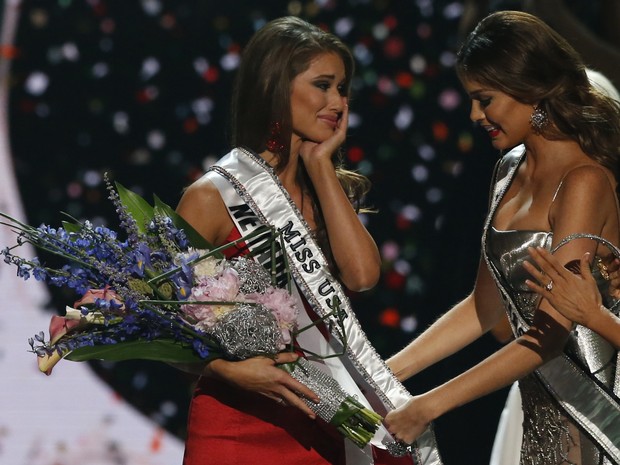 Nia Sanchez, representante do estado de Nevada, é eleita a Miss EUA 2014 e recebe faixa de Gabriela Isler, a Miss Universo 2013 (Foto: Adrees Latif/ Reuters)