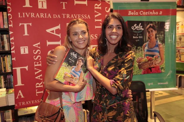 Carolina Dieckman no lançamento do livro de Bela Gil (Foto: Isac Luz / EGO)