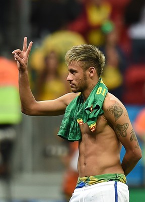 Neymar e sua sunga estampada (Foto: AFP)