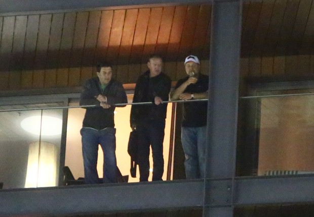 Russell Crowe na sacada de hotel no RJ (Foto: Marcello Sá Barretto / Agnews)