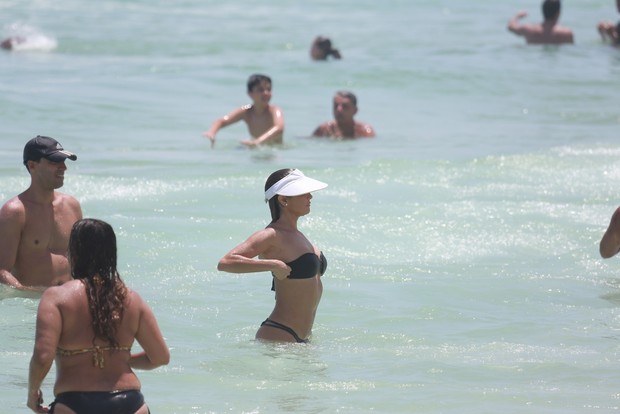Deborah Secco na praia da Barra da Tijuca (Foto: Dilson Silva/AgNews)