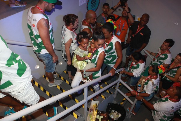 Lázaro Ramos e Thaís Araujo com seus filhos no camarote Expresso (Foto: Dilson Silva/AgNews)
