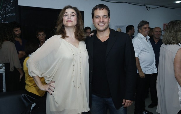 Marisa Orth e Daniel Boaventura após estreia de musical no Rio (Foto: Roberto Filho e Alex Palarea/ Ag. News)