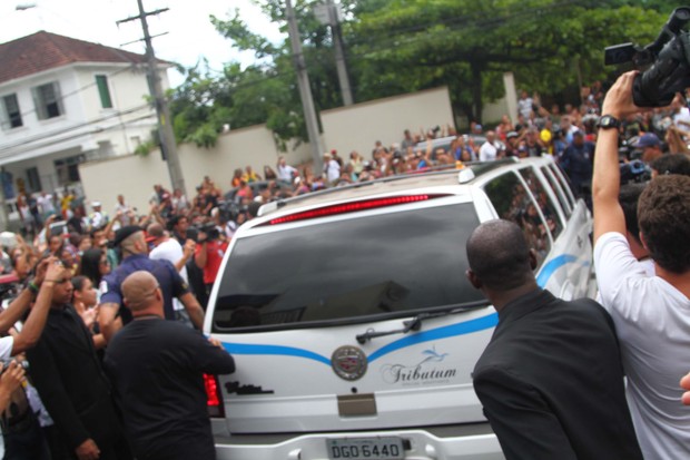 Carro levando o corpo de Chorão (Foto: Thiago Duran / AgNews)