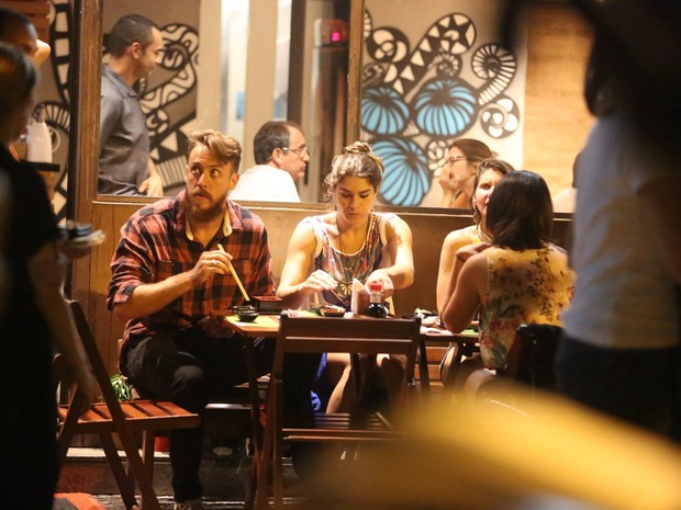 Priscila Fantin e o marido, Renan Abreu, em restaurante na Zona Sul do Rio (Foto: Ag. News)