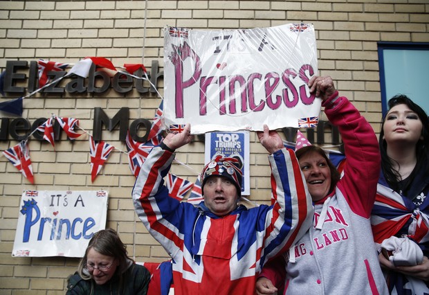 Fãs posam com placa: &#39;É uma princesa&#39; (Foto: AFP)