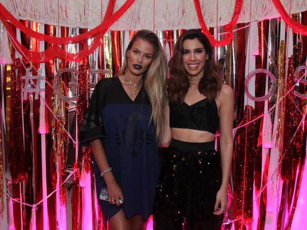 Yasmin Brunet e Camila Coutinho em festa em Santa Teresa, no Centro do Rio (Foto: Thyago Andrade/ Brazil News)