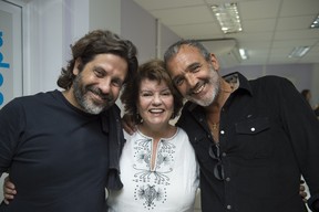 Elizabeth Jhin, autora de Além do Tempo, com os diretores Pedro Vasconcellos e Rogério Gomes (Foto: Globo/Estevam Avellar)