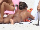 Mayra Cardi vai à praia e tira top do biquíni para não deixar marquinha