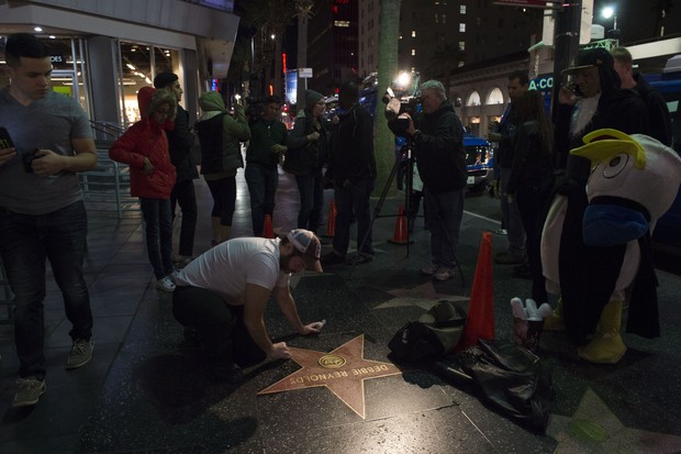 Estrela de Debbie Reynolds na Calçada da Fama de Hollywood, nos Estados Unidos, recebe homenagens (Foto: Valerie Macon/ AFP)