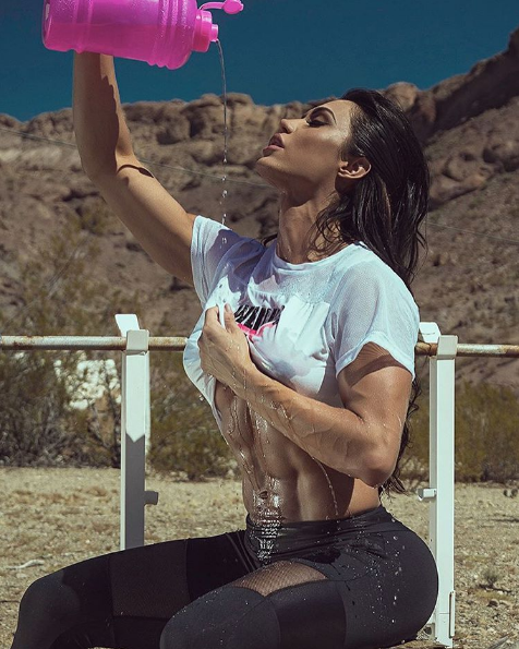 Gracyanne Barbosa se refrescando no deserto (Foto: Reprodução / Instagram)