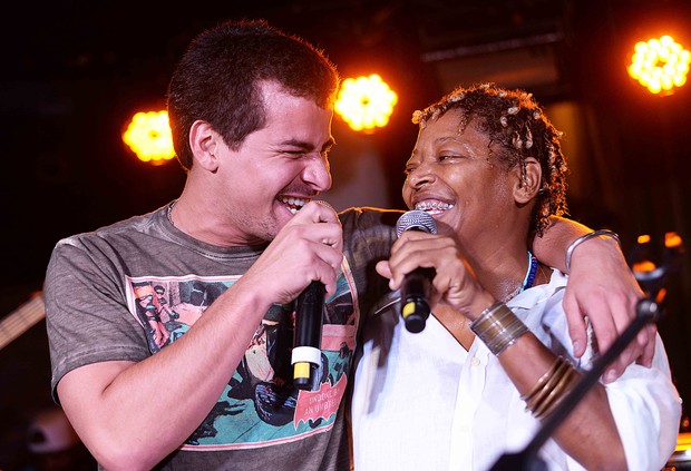 Thiago Martins canta com Mart&#39;nália (Foto: Ari Kaye/Divulgação)