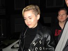 Miley Cyrus sai 'tranquilona' de coffee shop em Amsterdã