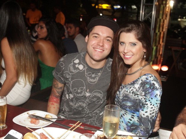 Ex-BBBs Nasser e Andressa em festa de restaurante no Rio (Foto: Udo Kurt / Foto Rio News)