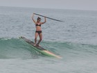 Fernanda de Freitas pratica stand up paddle no Rio e leva tombão