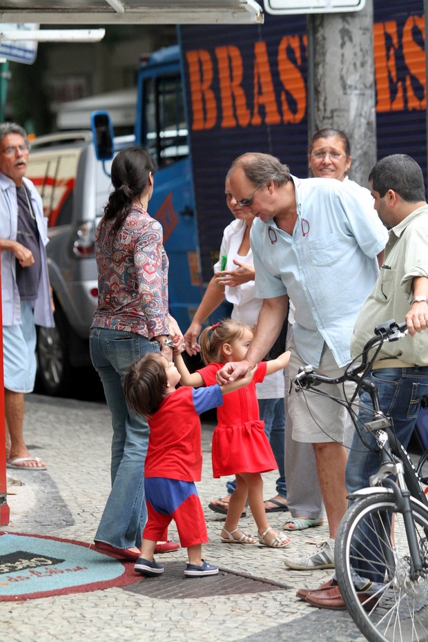 Paulo César Grande e Claudia Mauro com filhos (Foto: Wallace Barbosa/AgNews)