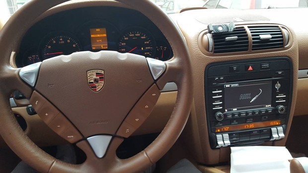 Mc Gui posa dentro do carro, um Porsche Cayenne (Foto: Reprodução / Instagram)